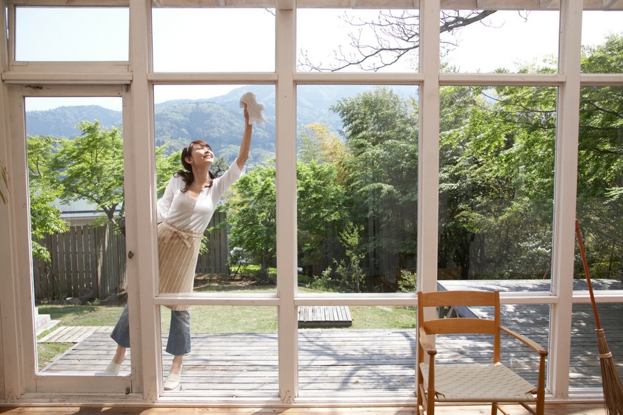 Nettoyer les vitres : 30 techniques efficaces pour des vitres sans