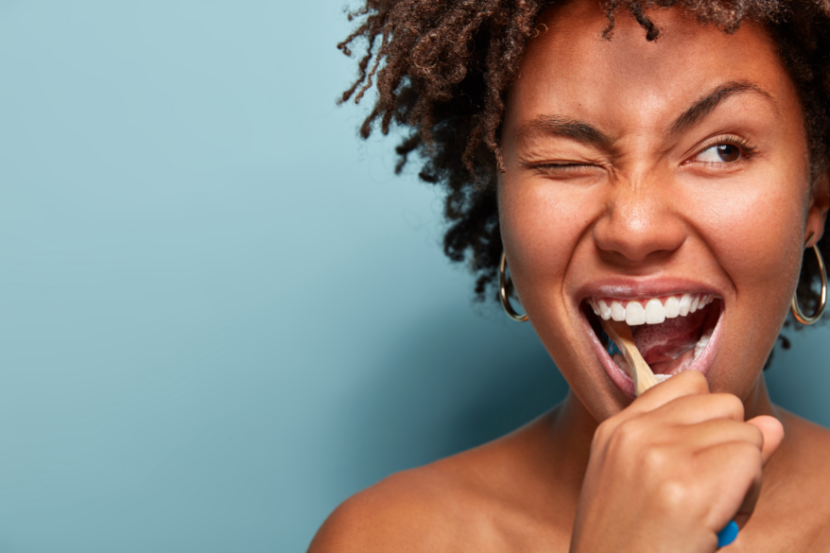 Un dentifrice dit « naturel » et efficace, est-ce possible ?