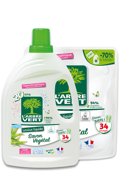 Lessive liquide et sa recharge savon végétal, certifiée selon l’ECOLABEL européen, le label écologique de l’Union européenne.